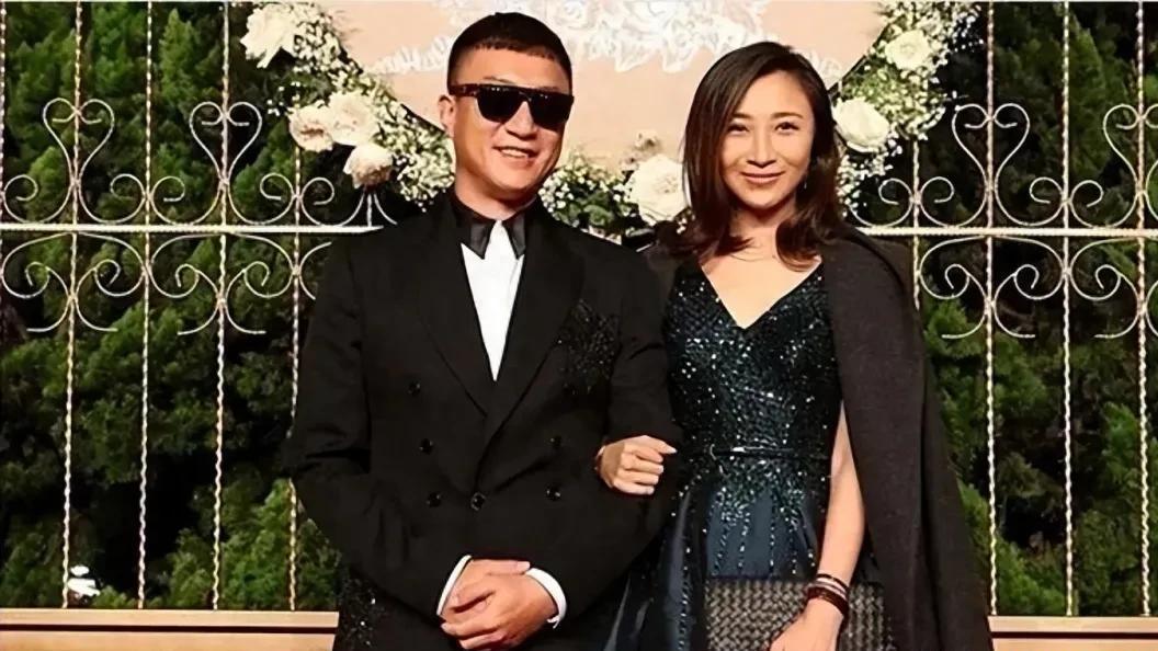 孙红雷妻子晒出妈妈的正脸照，气质知性优雅，比女婿还要年轻