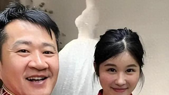 41岁李嘉明告诉你，娶小娇妻看着美，背后的日子可太“残酷”了