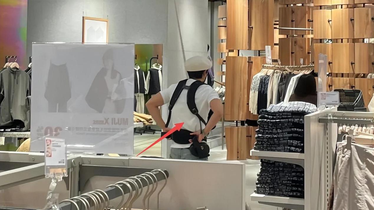 魏晨携妻儿日本游玩，夫妻紧密同行宛如连体婴，私下昵称更是特别