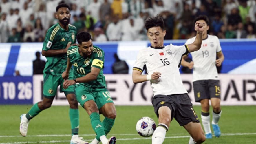 超7万人观战！满足4个条件，国足从垫底升第3，外媒：0-1澳大利亚