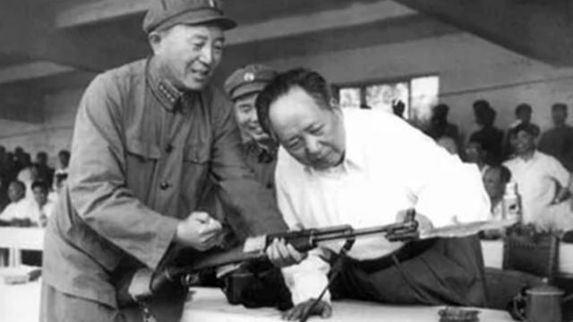 53年罗瑞卿怒骂江华：怎么搞的？主席来了好几天，连个影都不露？