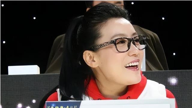 12次登上春晚，6次献唱奥运，嫁给院士邓中翰的谭晶如今怎样了？