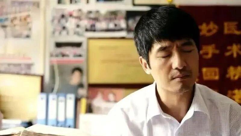 《推拿》你拼命掩饰的“不完美”，恰恰是你最独特的力量，自卑的人总在等“变完美”，勇敢的人早就带着缺陷