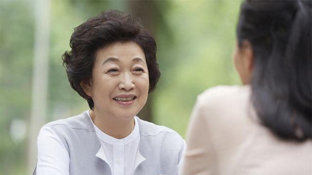 父亲出殡当天母亲去世，儿子大哭：咋不早走一天？一块发送省事了