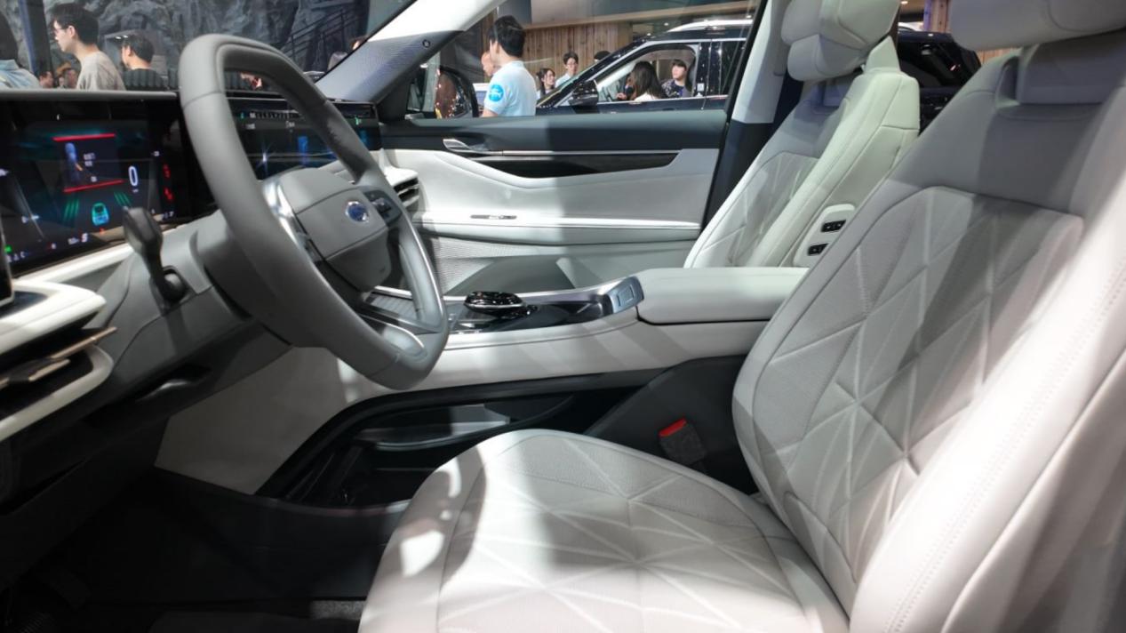 车展带老婆看锐界L，结果她不肯下车