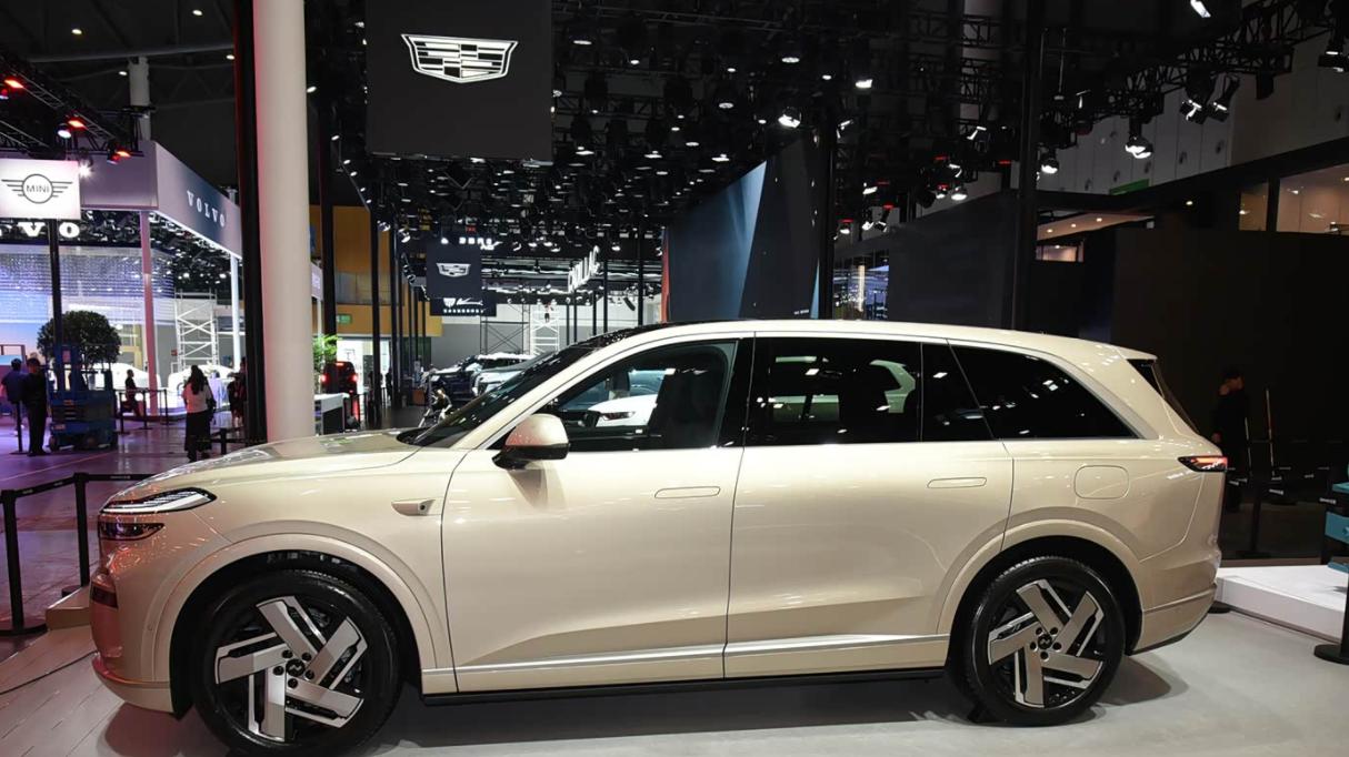 蔚来这车才是真“黑马”，车长超5米1，比ES8便宜15万，还可换电