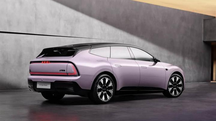 22处储物 + 分层后备箱：家庭出行的收纳大师