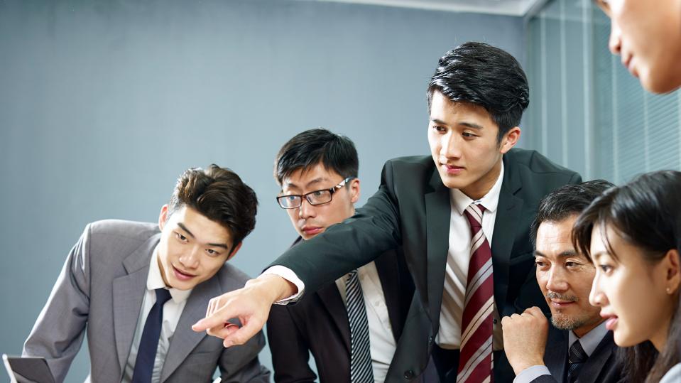 员工一个月请三次丧葬假, 主管感觉被耍! 网友支招: 赶快带花圈探望