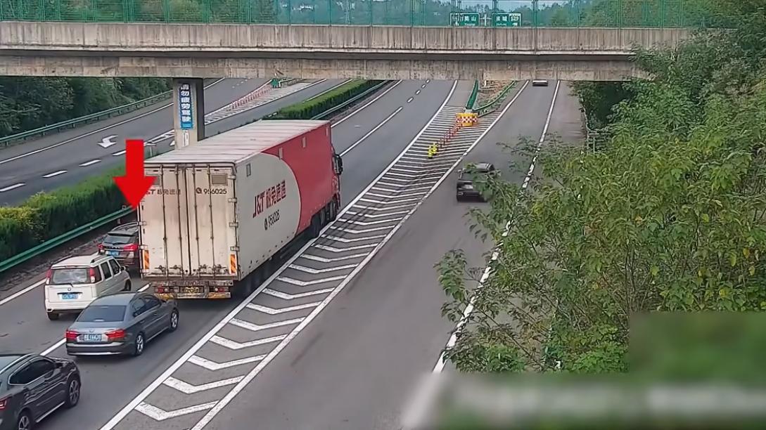司机高速快车道停车逼停大量车