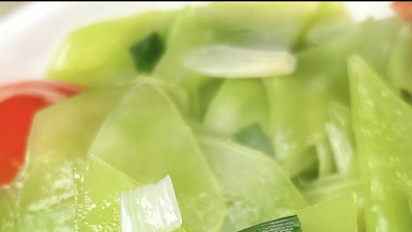 小炒莴笋：简单食材的清新美味