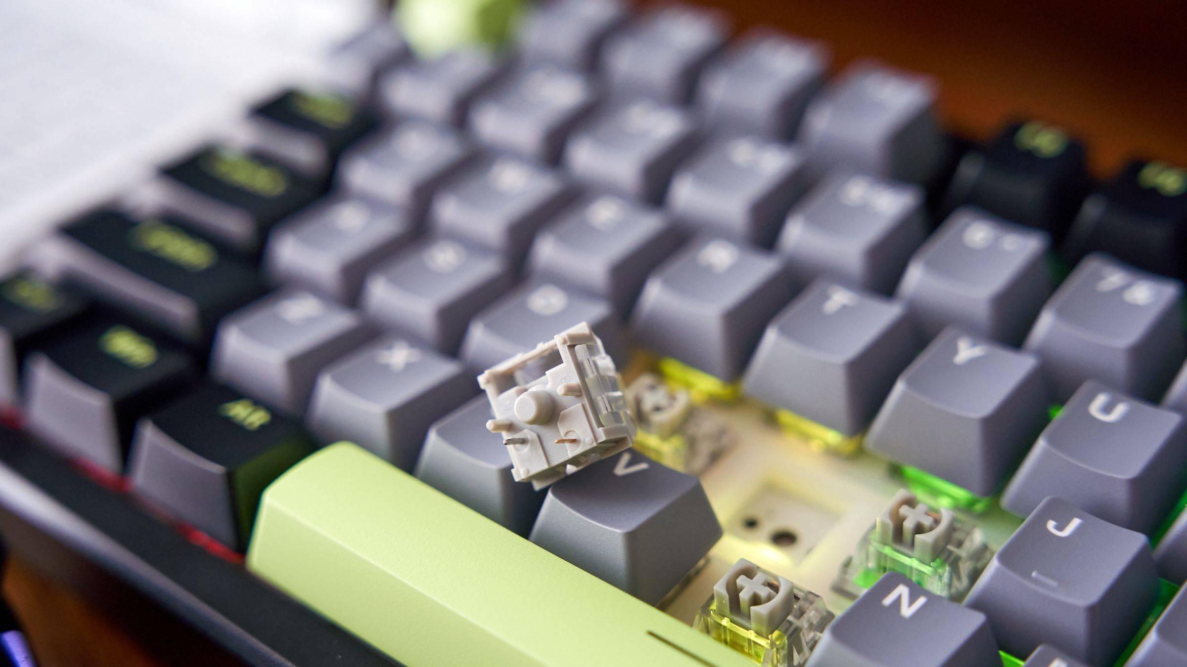 “价格屠夫”又双叒来啦！雷柏V700DIY-98，7层消音+800小时续航，能不能退烧？