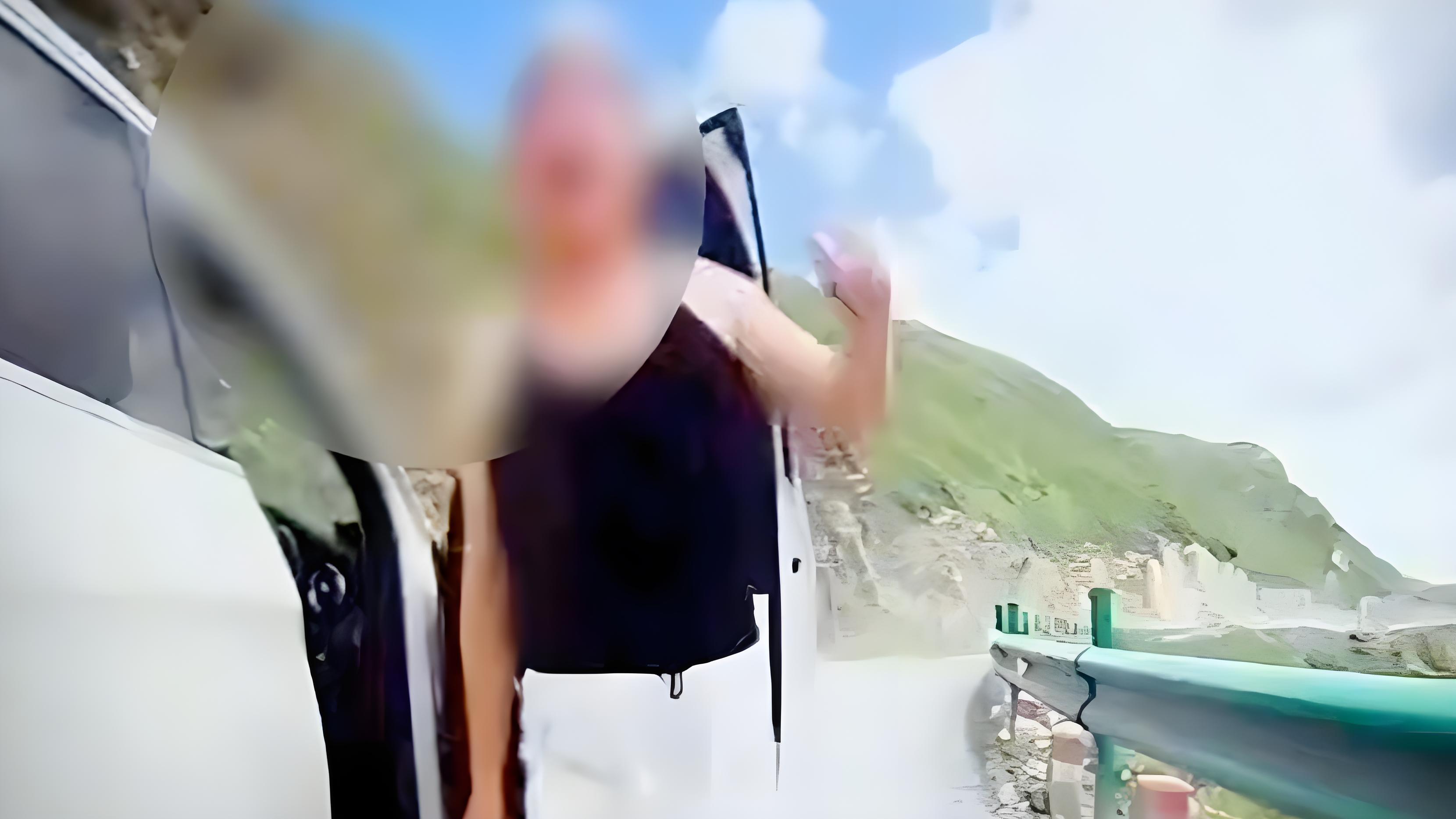 “石头姐”悬崖边踹车拒赔2000元：奔驰特权碾过生命线？
