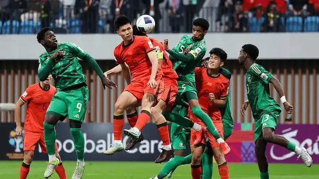 国青点球不进01惨遭沙特绝杀，无缘智利世青赛，王钰栋崩溃大哭