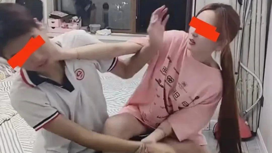 姐弟在床上打闹，姿势难看，母亲在旁观看，直言不知情的人还以为是情侣