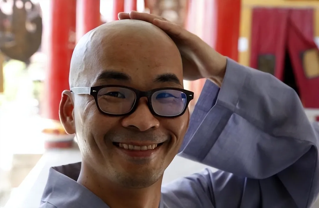 广东一男子，放弃百万年薪剃度出家，与妻子告别时，妻子：愿再无来世！