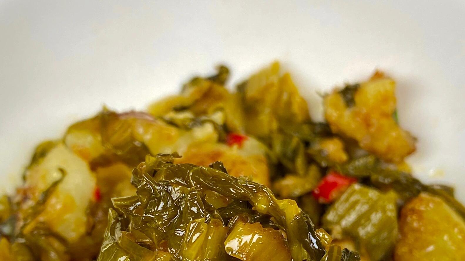土豆这样炒才绵软入味？酸菜提鲜的秘诀在这里