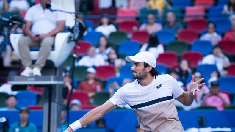 大冷门！资格赛球员瓦舍罗2-1爆冷击败鲁内，生涯首进巡回赛四强