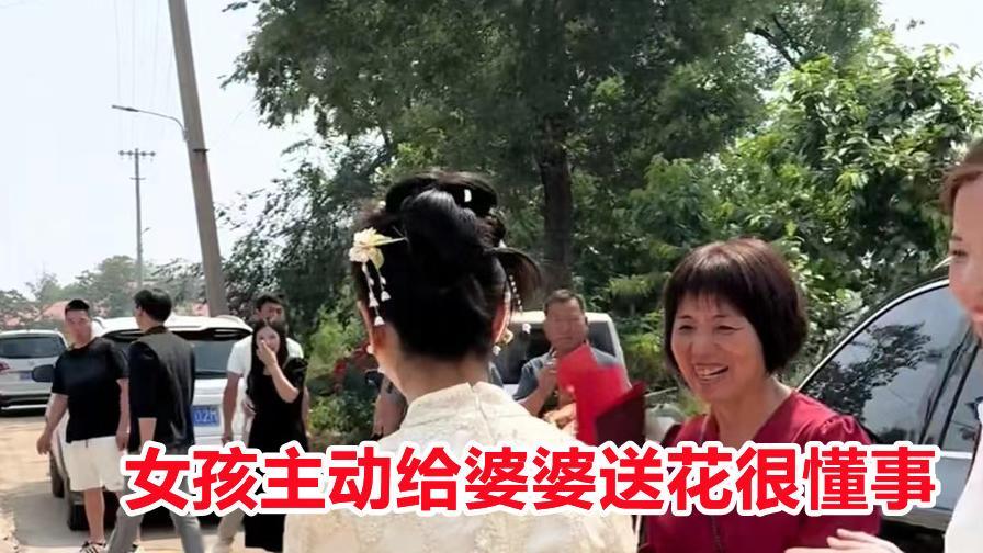 江苏小伙订婚客气如朋友，私下里却宠溺满满