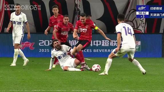 蒋圣龙逃红牌引发蝴蝶效应，周定洋成首位受害者”，半场吃红牌