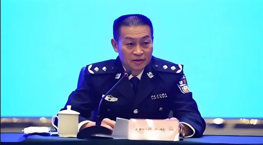 “警虎”周云：让干警陪同上坟，酷爱赌博，生活腐化