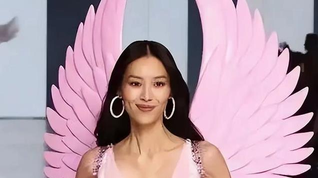 5亿播放量！18岁俄模“腰臀比”封神，回眸一笑把三亚送上热搜