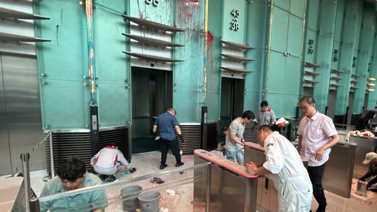 李嘉诚拒见！发怒淋红油并打伤保安，当场被捕！