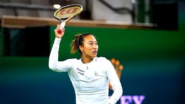 郑钦文2-0科斯秋克，强势晋级印第安维尔斯八强！对手心态崩盘怒摔球拍