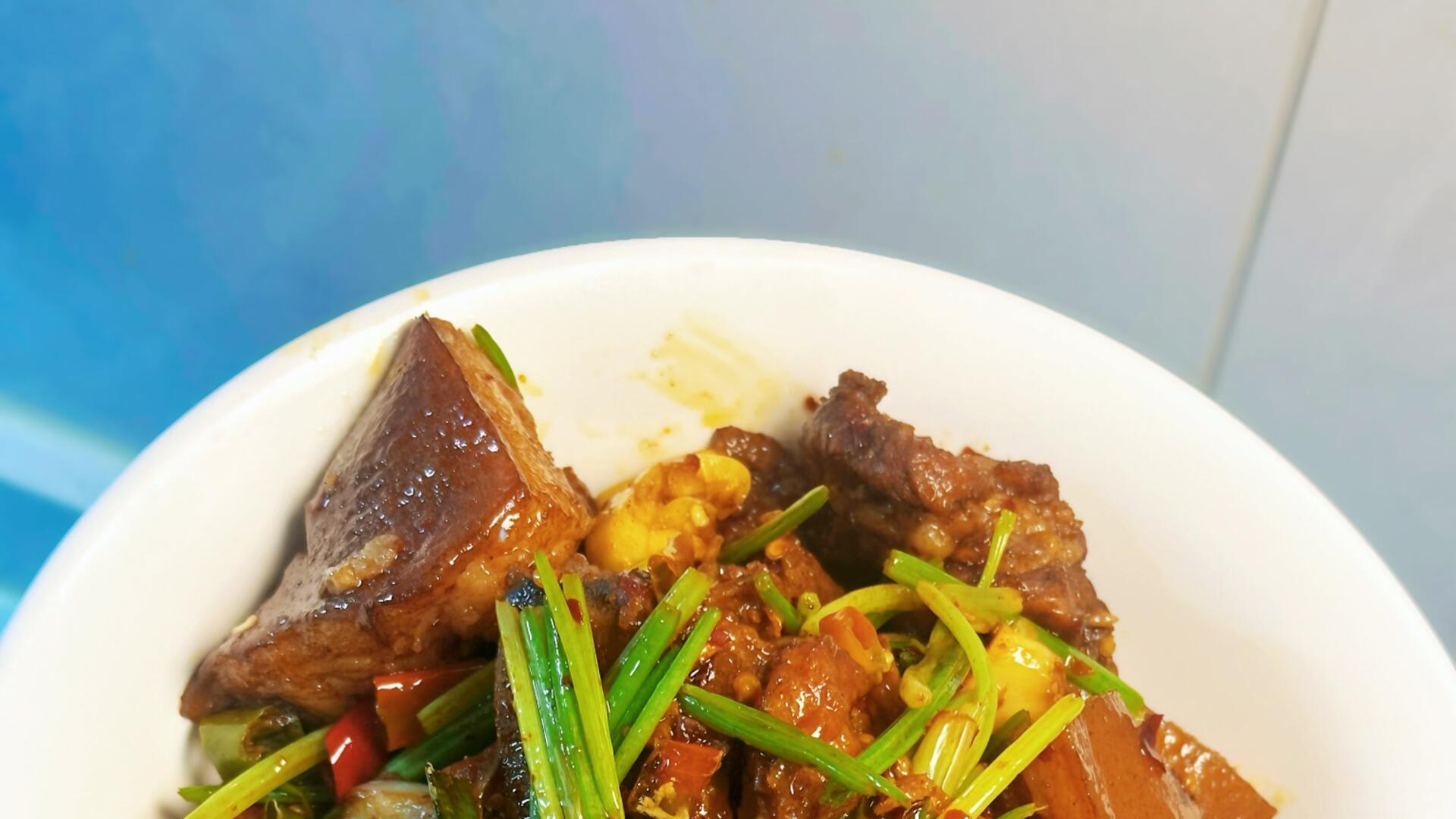 想让猪蹄入味又不散烂？高压锅泄压时有讲究。