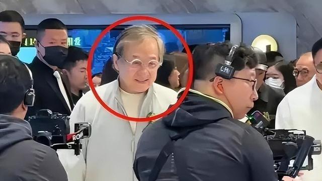 善恶终有报，71岁尽显老态的成龙，终究为曾经的“潇洒”买了单