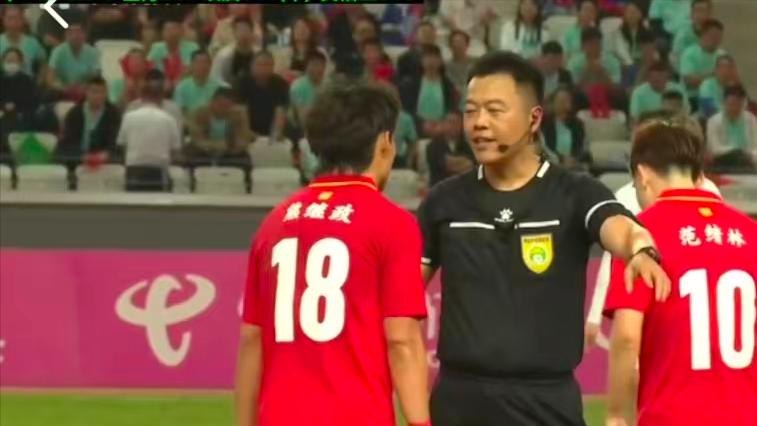 0-0！彭啸伤退！山东VS湖北：湖北队动作很大，邢琦、傅明哨子软