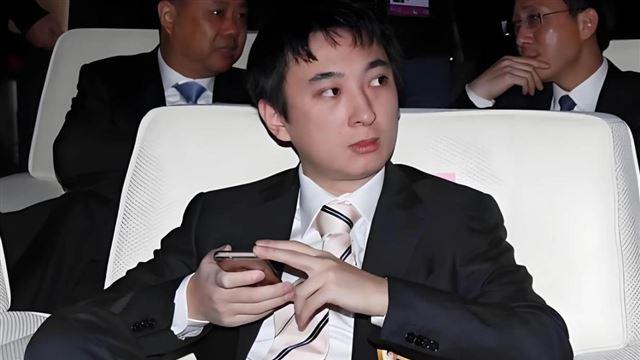 女主播遭王思聪嘲讽地摊货，瞬间高智商反击，难怪王思聪直接打赏