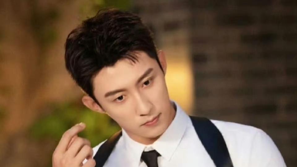 黄景瑜"莽系关车门"引爆全网！硬汉变喜剧人，网友：车可以坏，瑜不能少