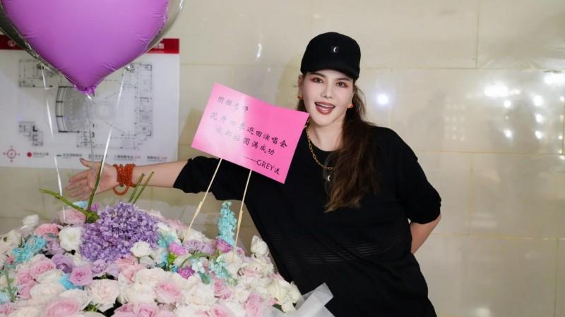 8.30乌兰图雅“花开四季”成都演唱会火爆开唱