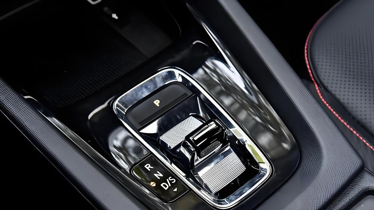 最懂国人的“家轿”，两套前脸造型，还有轿跑车身+隐藏式门把手