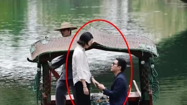 霍启仁带泰国未婚妻参加婚宴，女方穿着大胆略显驼背！气质很普通