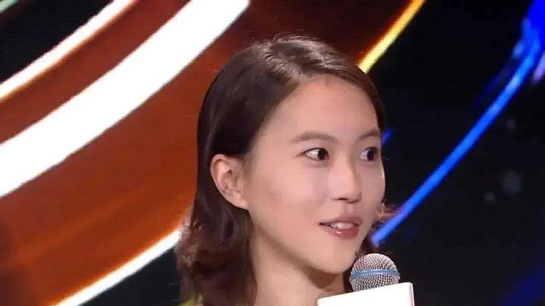 窦靖童洗掉纹身，气质大变样，网友惊呼：这是同一个人吗？