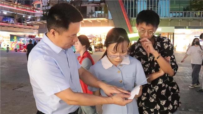 网红小区花果园 来了一队“白大褂”