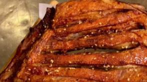 他提前下班给父亲过寿，老板送的下酒菜里藏着惊喜