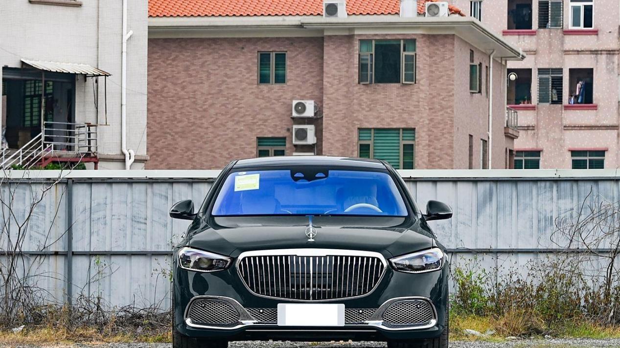 2025款梅赛德斯-迈巴赫S级上市，售价146.8万元起，标配智能领航