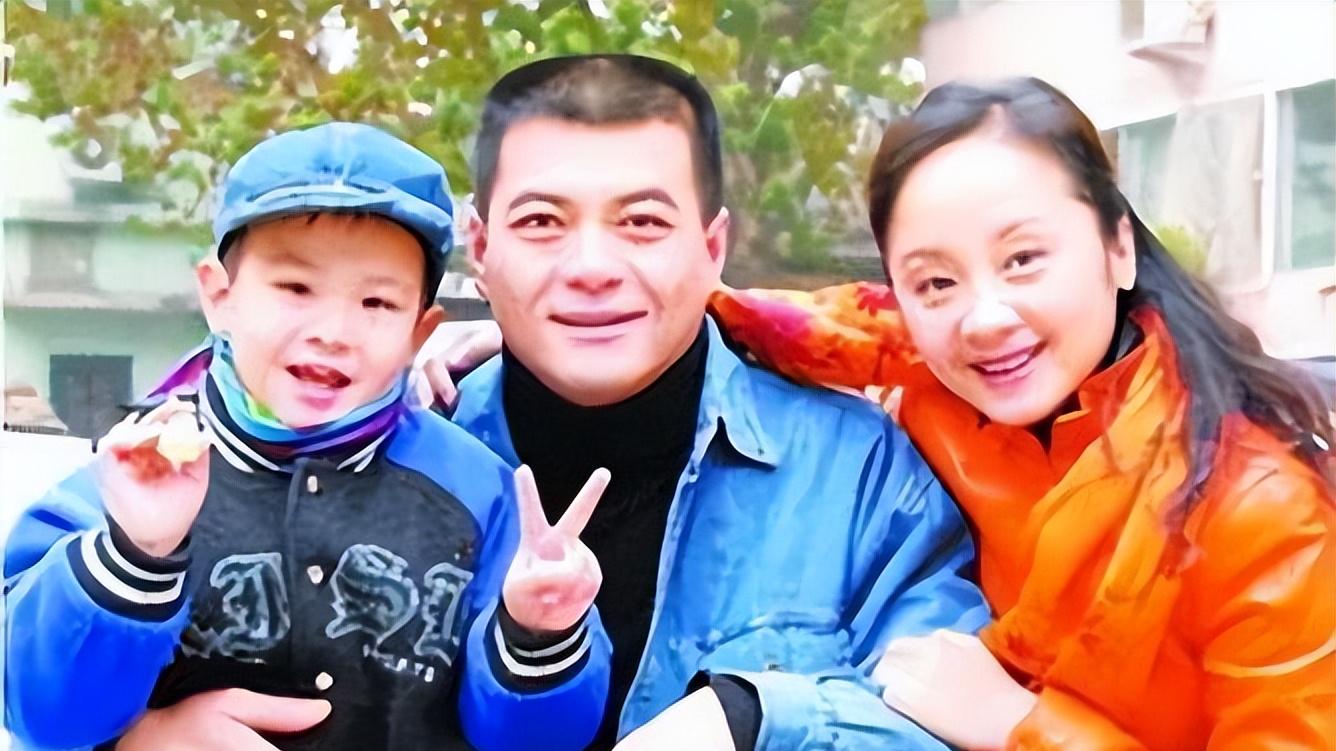 看看王新军前妻的儿子，再看下他现任儿子，网友：原生家庭很重要