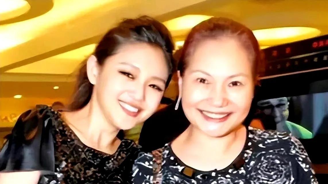 大S去世后S妈首露面，面色红润喝香槟，疑似告别会照片流出