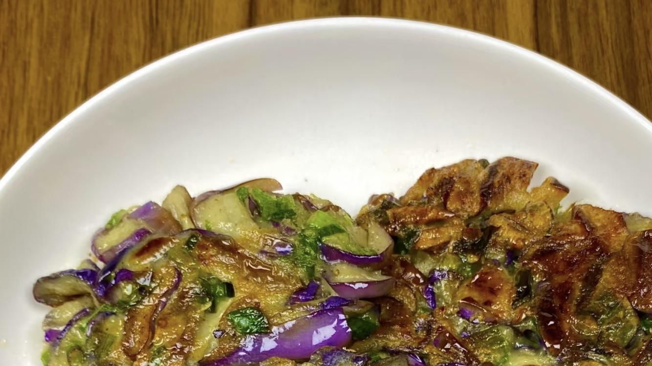 茄子鸡蛋饼：平底锅里的紫色魔法