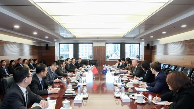 刚在台海搞完事，新西兰大使立刻上门求会面，中方脸色已说明一切