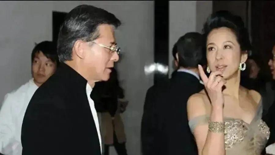 郭晶晶婆婆真挺美，穿大领纱裙还有少女身材，衬得二婚老公像父辈