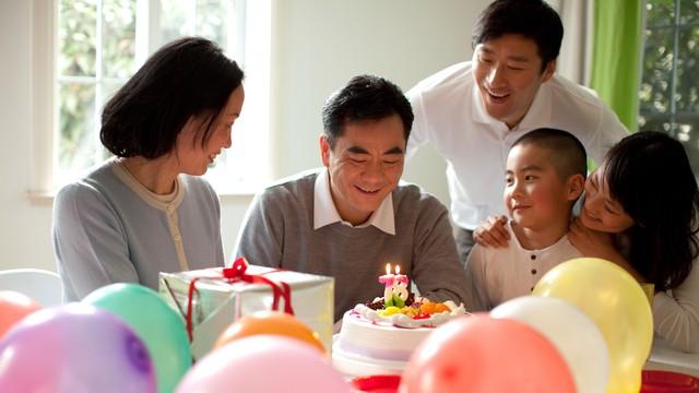 老公每月给小姑子2000，婆婆退休金也给她，我生气老公说我不懂事
