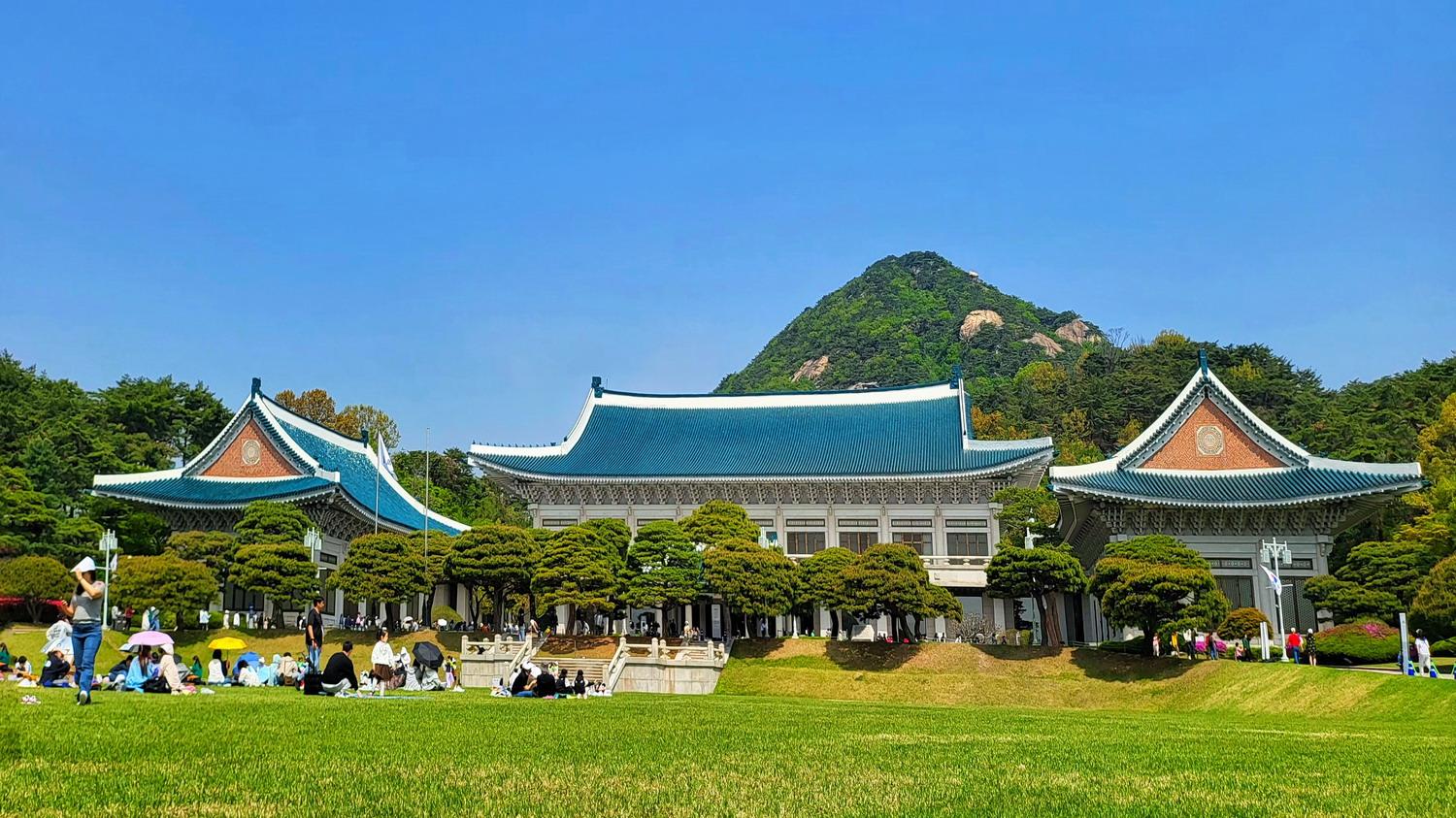 青瓦台承载的不仅是建筑之美，更是韩国历史与现代交融的生动写照