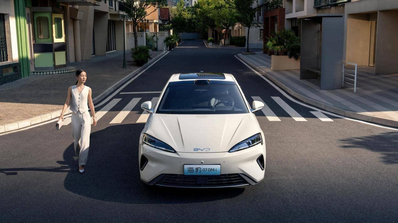 比亚迪2026款海豹07DM-i上市，售价14.98万起，重塑轿车新标杆