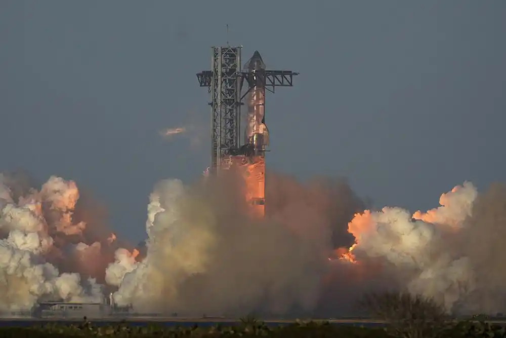 马斯克: 星舰 2026年将搭载人形机器人前往火星。