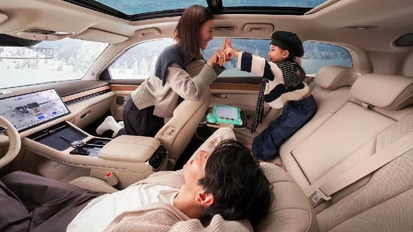 问界新M7携手两款智驾后驱Max版车型登场，家族矩阵成绩再创新高