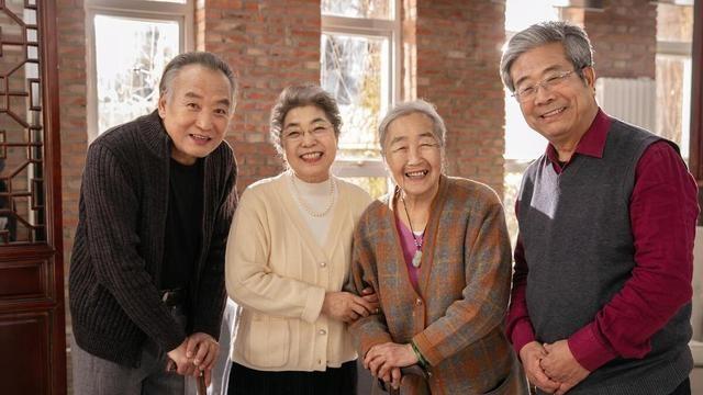 爸妈和婆婆都来我们家里养老，我觉得太多人了，老公：热闹更好